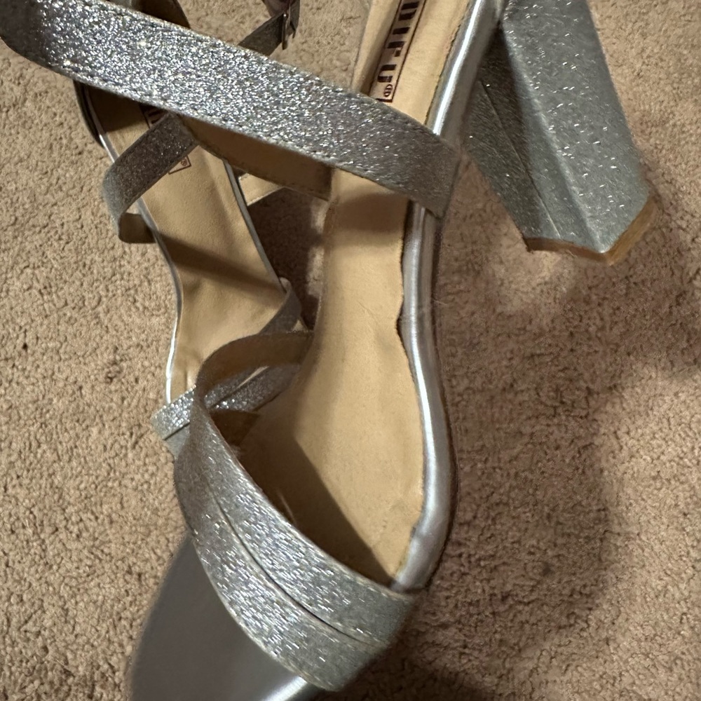 Silver heels - Picture 5 of 6